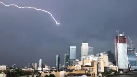 Furtuni puternice ANULEAZĂ decolările de la Londra. Zeci de români BLOCAȚI pe aeroporturile britanice