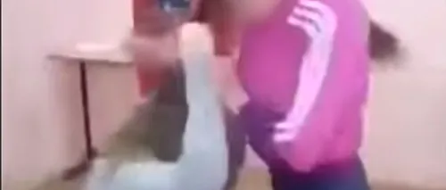 VIDEO cu puternic impact emoțional. Bătaie cruntă între două eleve. Una dintre adolescente a leșinat în urma loviturilor