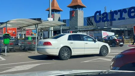 Și-a lăsat mașina în drum și s-a dus la cumpărături! CUM A PARCAT un clujean în incinta unui centru comercial: „Păi cărucioarele acolo se țin”