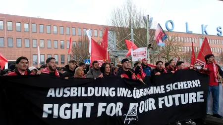 GREVE masive la toate cele nouă fabrici Volkswagen din Germania. Care sunt nemulțumirile angajaților