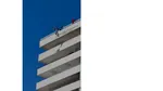 Salt. Un temerar parașutist a reușit să supraviețuiască după plonjat pe un bloc cu 10 etaje din Râmnicu Vâlcea.
