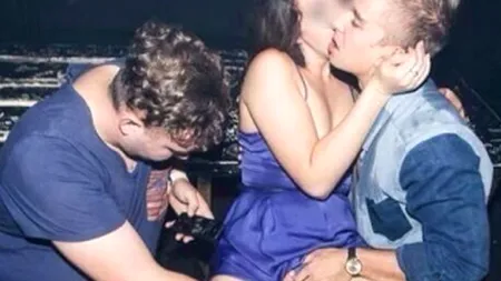 FOTO: În ce ipostază jenantă a ajuns o tânără beată în club