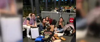 Zeci de români, BLOCAȚI pe aeroporturile din Uniunea Europeană. Întârzieri uriașe la zeci de zboruri