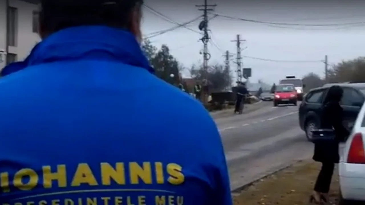 Campanie electorală neobișnuită la Dolj. Simpatizanți PNL au făcut karaoke pe marginea drumului: Ăia hoți, ăștia hoți / „Cea mai tare campanie! Exportați-o în tot județul!