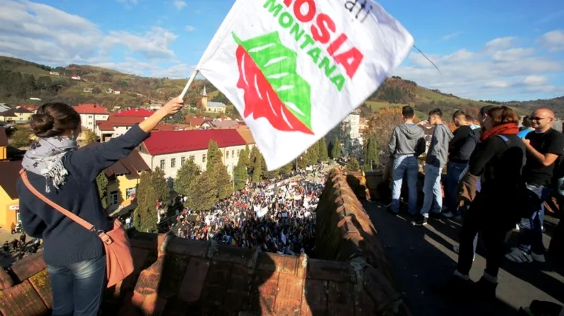 Protestatarii care se opun Legii minelor au ocupat balconul sediului PDL Cluj și scandează lozinci anti-guvernamentale
