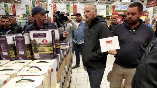 Produsul pentru care mii de oameni s-au călcat în picioare în supermarketurile din Franța: Sunt ca niște animale, o persoană avea sânge pe mâini