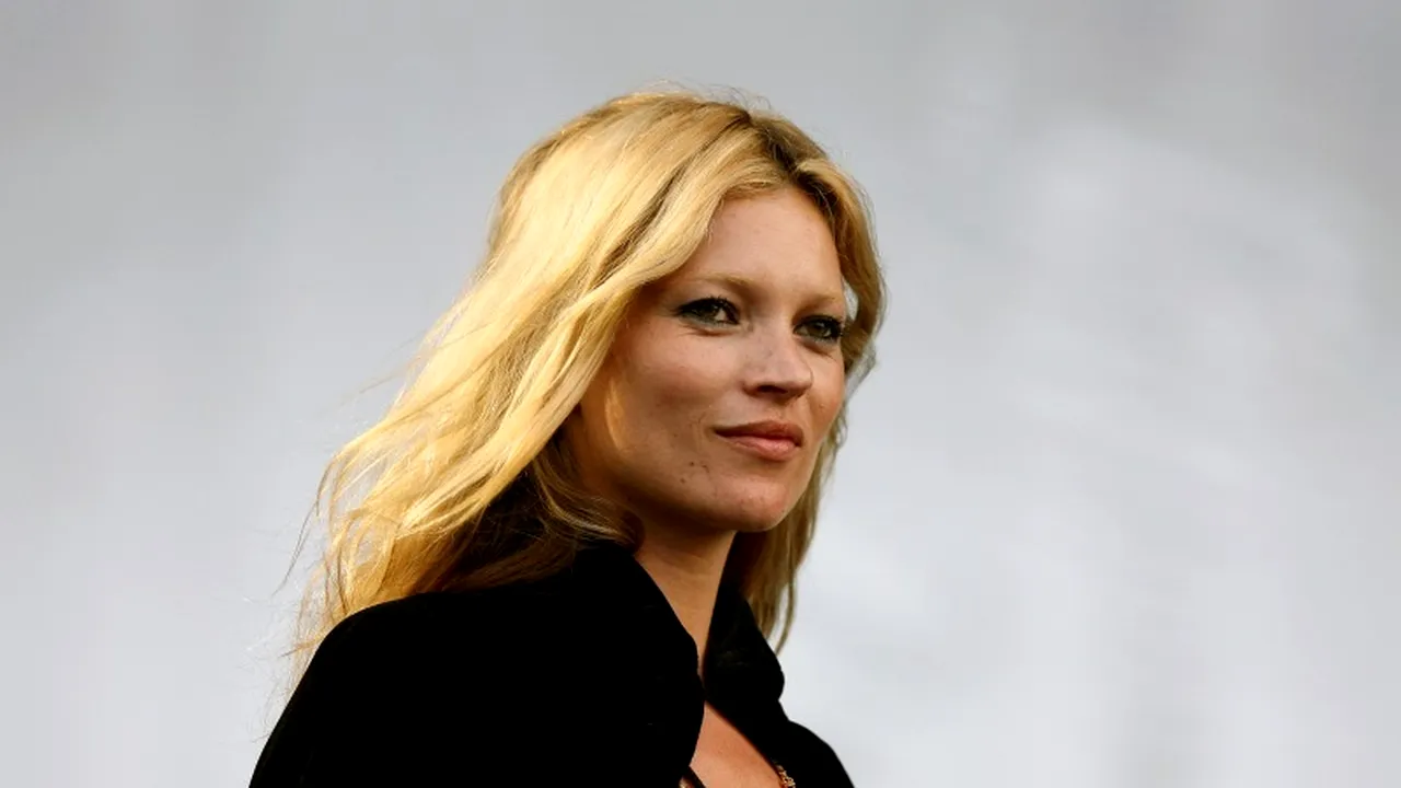 Fotografii rare cu Kate Moss, topless, scoase la licitație. GALERIE FOTO
