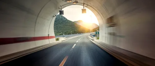 FOTO Autostrada Sibiu-Pitești „prinde viteză”. Cum arată primul tunel săpat în stâncă din România? Se lucrează non-stop