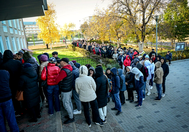 Coadă de alegători la secția de votare din Costești, Transnistria. Sursa Foto: Profimedia 