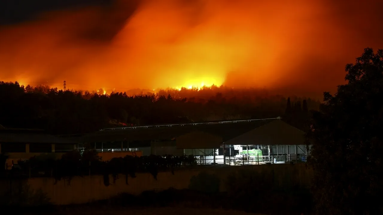 Antalya și Izmir, grav afectate de INCENDIILE din Turcia. Treisprezece persoane și-au pierdut viața