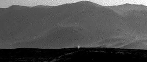 O lumină neidentificată surprinsă de roverul Curiosity pe Marte a aprins imaginația internauților