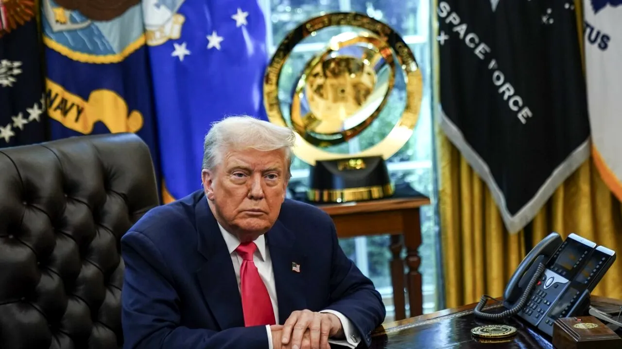 Trump, surprins într-o fotografie discutând cu Putin „pe SPEAKER” în Biroul Oval, chiar înainte de întâlnirea cu Zelenski și liderii europeni