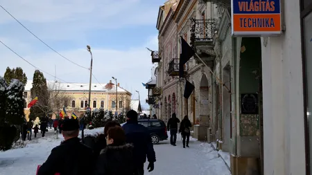 Prefectul de Covasna cere anchetă după arborarea unor drapele de doliu pe case, de 1 Decembrie