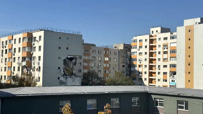 O explozie puternica s-a produs intr-un bloc de pe strada Vicina, in apropierea Liceului Dimitrie Bolintineanu, aproape de Calea Rahovei, in sectorul 5 al Capitalei, vineri, 17 octombrie 2025. Autoritatile au activat planul rosu de interventie, existand mai multe victime. ALEXANDRA PANDREA / GMN / MEDIAFAX FOTO