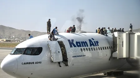 Mai mulți afgani ar fi căzut de pe roțile unor avioane aflate în zbor, după ce s-au agățat de acestea pentru a scăpa din țară. Imaginile au devenit virale | VIDEO