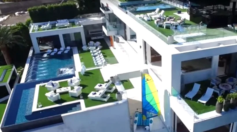VIDEO impresionant. Aceasta este cea mai scumpă casă din SUA. Costă 250 de milioane de dolari și vine la pachet cu 12 mașini de colecție