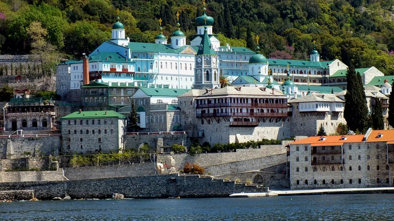 Schitul românesc Prodromu dezminte informația privind existența unui focar de COVID-19 în mănăstirile de pe Muntele Athos: „Această știre este una falsă”