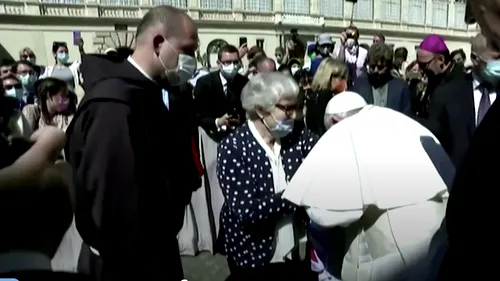 Papa Francisc a sărutat numărul tatuat pe umărul unei prizoniere de la Auschwitz