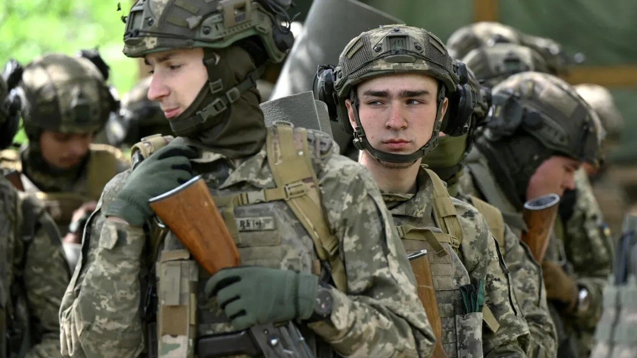 Ucraina a decis să le permită bărbaților între 18 și 22 de ani să călătorească în STRĂINĂTATE. Cum explică Kievul decizia