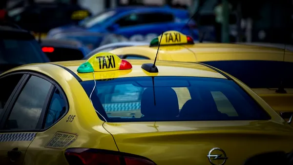 Călătorii mai scumpe cu taxiul din toamnă, după majorările tarifelor la carburanți și RCA. Cât va costa o cursă în Capitală