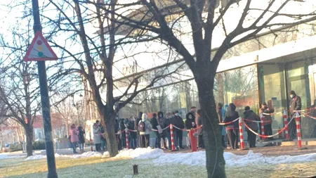 Cozi și nervi întinși la maxim în față la sediul principal Enel, din Capitală. Zeci de clienți își caută dreptatea / FOTO+VIDEO