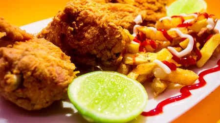 Mâncarea PRĂJITĂ, o „bombă calorică” pentru organismul nostru. Cum ne afectează sănătatea și rolul colesterolului rău în favorizarea aterosclerozei