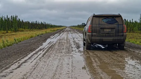 AMENDĂ de peste un salariu minim pe economie net dacă circuli cu mașina murdară. Ce spune legea. Nici la RAR nu te primește așa