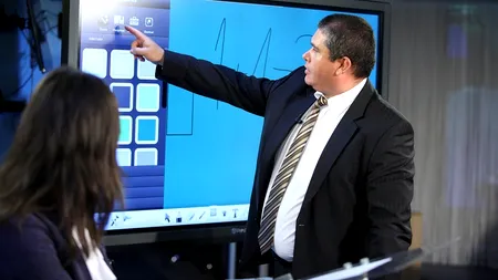 În țara fără manualele digitale promise de Ministerul Educației, câteva școli și-au luat TABLE INTELIGENTE