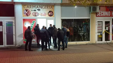 Un bărbat a tras cu o armă cu bile în fața unei carmangerii din Arad și l-a tăiat cu un cuțit pe patron. Agresorul a fost reținut (VIDEO)