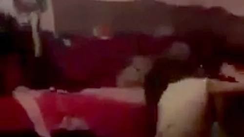 Imagini de groază! Doi copilași își bat mama la îndemnul tatălui în timp ce al treilea filmează scenele șocante - VIDEO