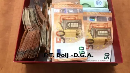 Un nou caz de ”vaccinare la chiuvetă”. Au fost găsiți 100.000 de euro mită. Trei persoane au fost reținute