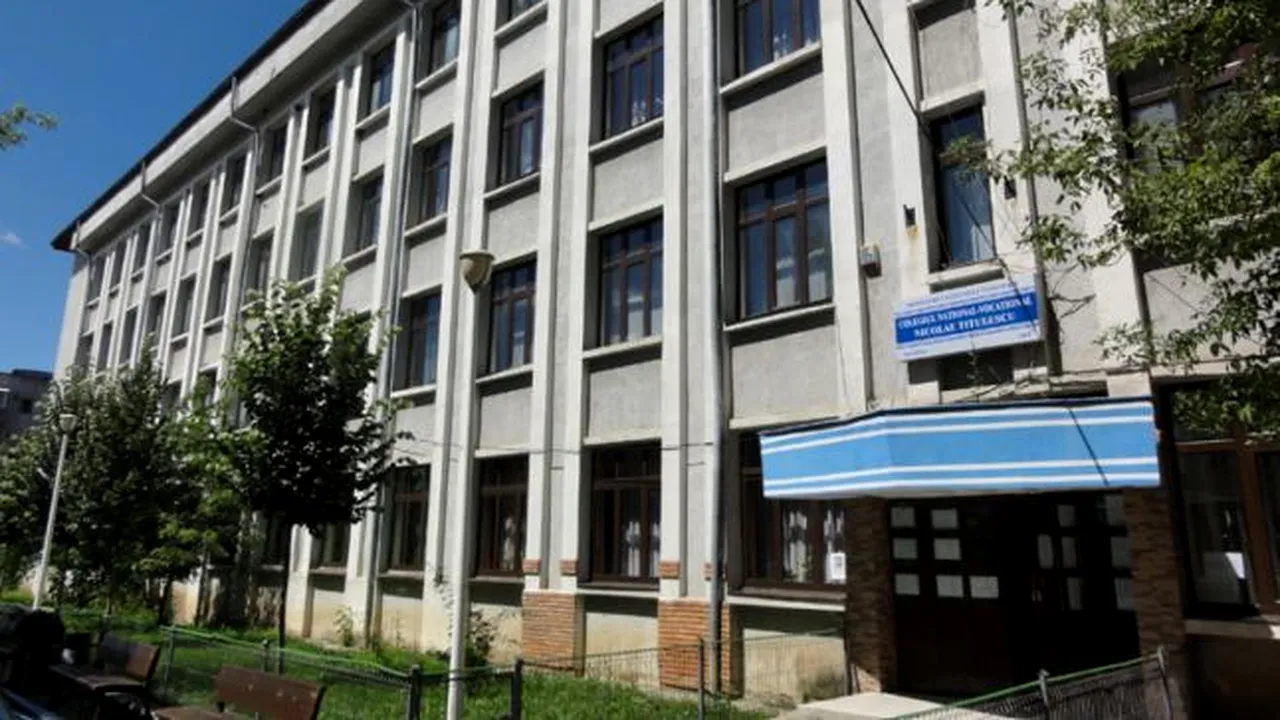 Un elev din Olt cere daune de 80.000 de lei după ce a fost mutat din liceu