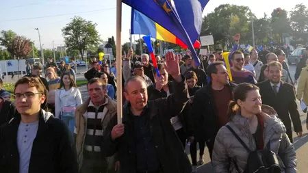 Marș al protestatarilor de la Iași, după mitingul PSD: „Ne tragi țara înapoi!