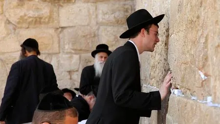 Motivul pentru care EVREII ar putea fi îngropați fără AUTOPSIE sau ÎMBĂLSĂMARE. Proiectul, depus la Senat de un deputat din grupul minorității