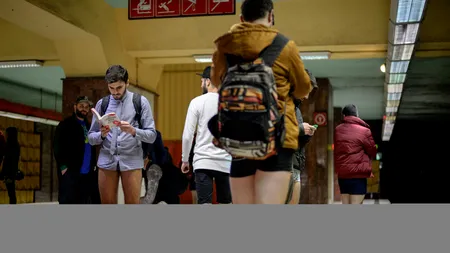 No Pants Subway Ride: bucureștenii s-au plimbat cu metroul în boxeri cu dantelă și pantaloni scurți - GALERIE FOTO