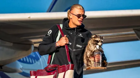 Imagini virale. Norvegianul Erling Haaland a adus acasă de la Cupa Mondială un raton împăiat. Cât a costat mascota care a devenit „vedetă“ în mediul online