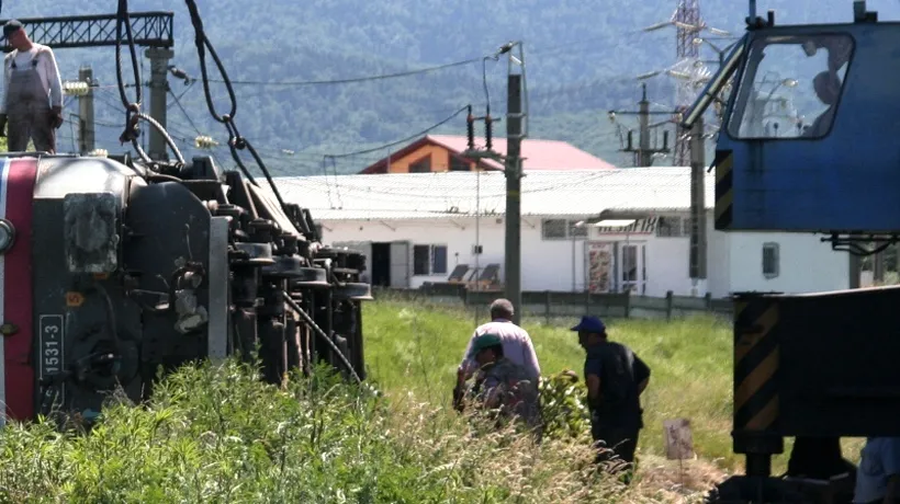 Un tren de persoane din Bistrița a deraiat după ce a lovit un TIR, traficul feroviar și rutier - blocat