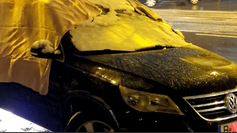 Un bucureștean a învelit cu pături „mașina zgribulită” a unui „uituc” care a lasat-o „descoperită” în plină ninsoare: „Rar așa ceva! Bravo, om bun”