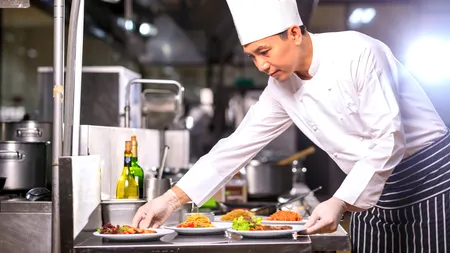 De necrezut! CÂT câștigă, de fapt, un angajat asiatic pe litoralul românesc