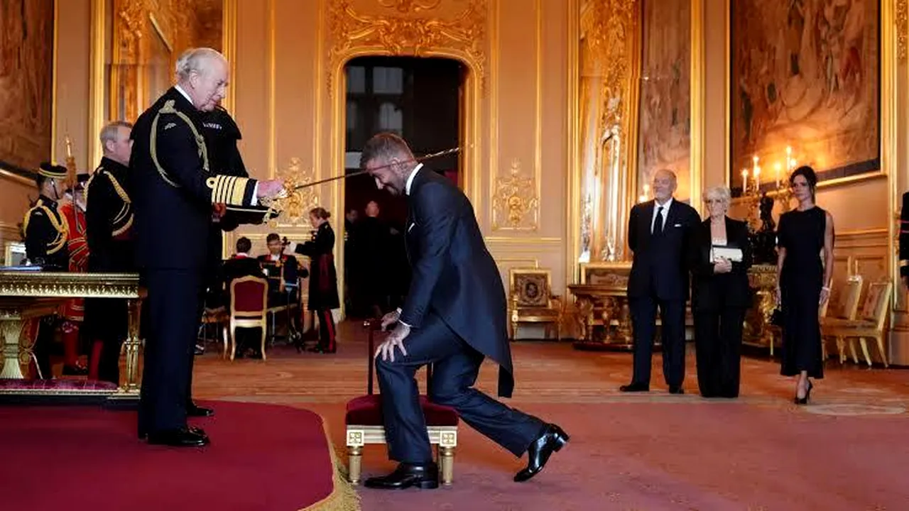 David Beckham este acum „Sir“. Fostul fotbalist britanic a primit titlul de cavaler din partea regelui Charles