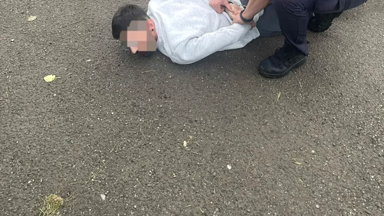 Focuri de ARMĂ trase de poliţiştii din Bragadiru după un bărbat care a refuzat să se predea / Individul a încercat să sară un gard pentru a scăpa