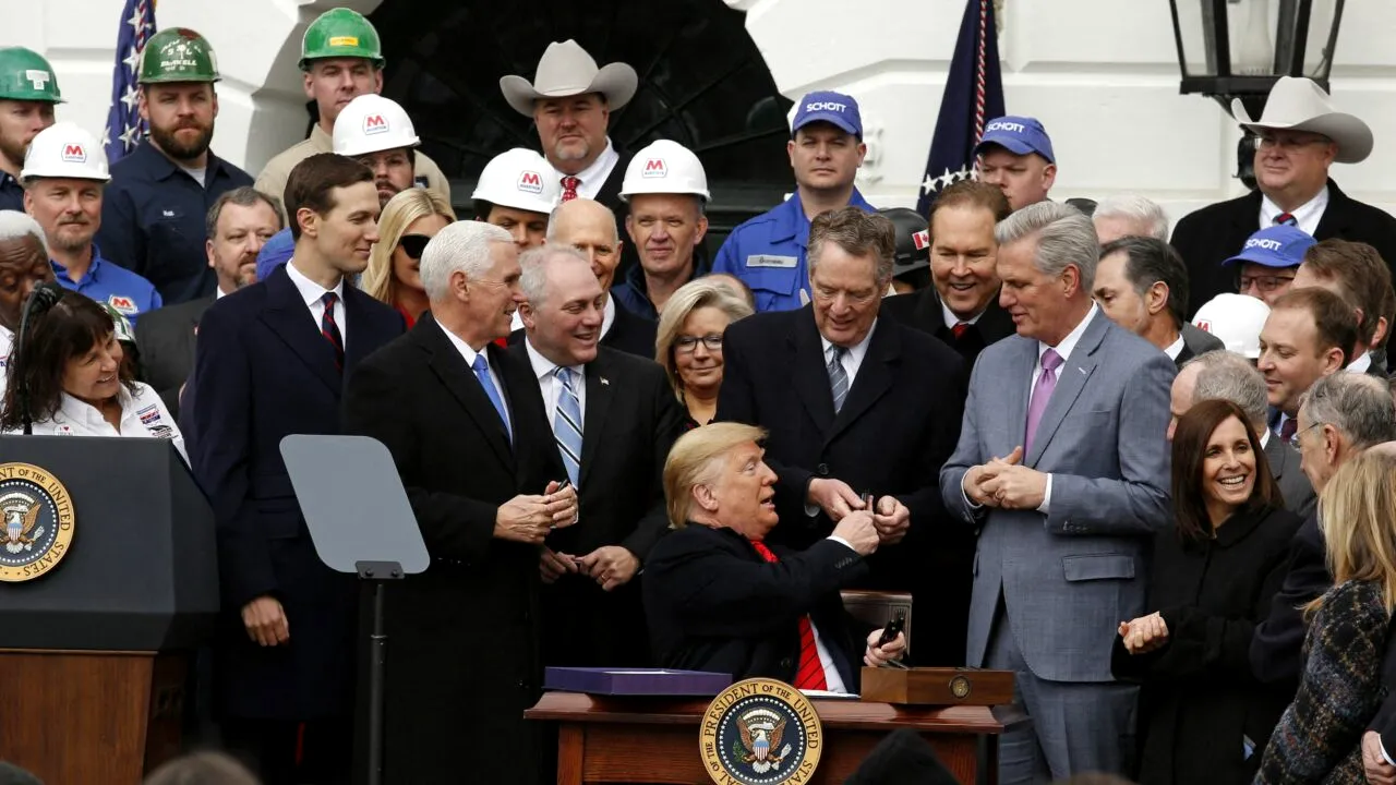 Consilierii lui Trump pregătesc TAXELE universale de import. Se vor aplica doar pe anumite SECTOARE