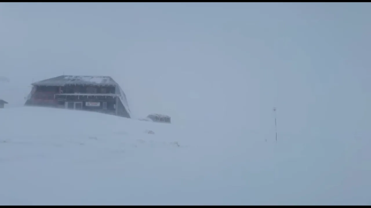 Ciclonul Deborah „mătură” România în weekend. Strat de zăpadă de 50 cm până luni