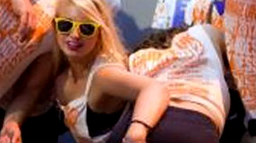 GALERIE FOTO: Cum se distrează tinerii britanici, la un festival cu tema proxeneți și prostituate