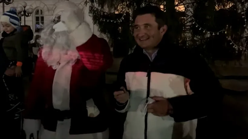 Zeci de persoane au participat la aprinderea iluminatului festiv din Arad. Primarul nu a purtat mască de protecție