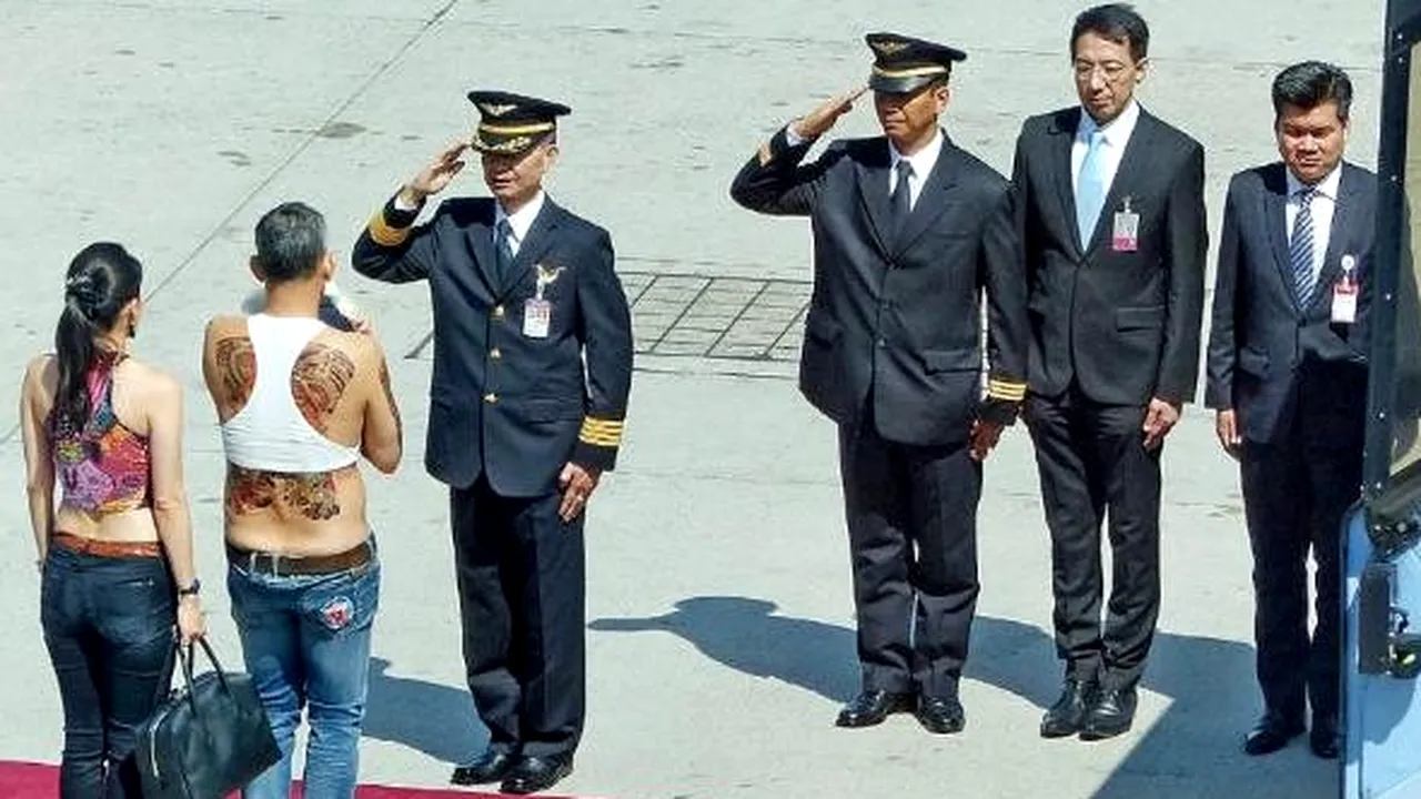 Prințul Thailandei, cu buricul și tatuajele la vedere în timpul unei vizite oficiale în Germania