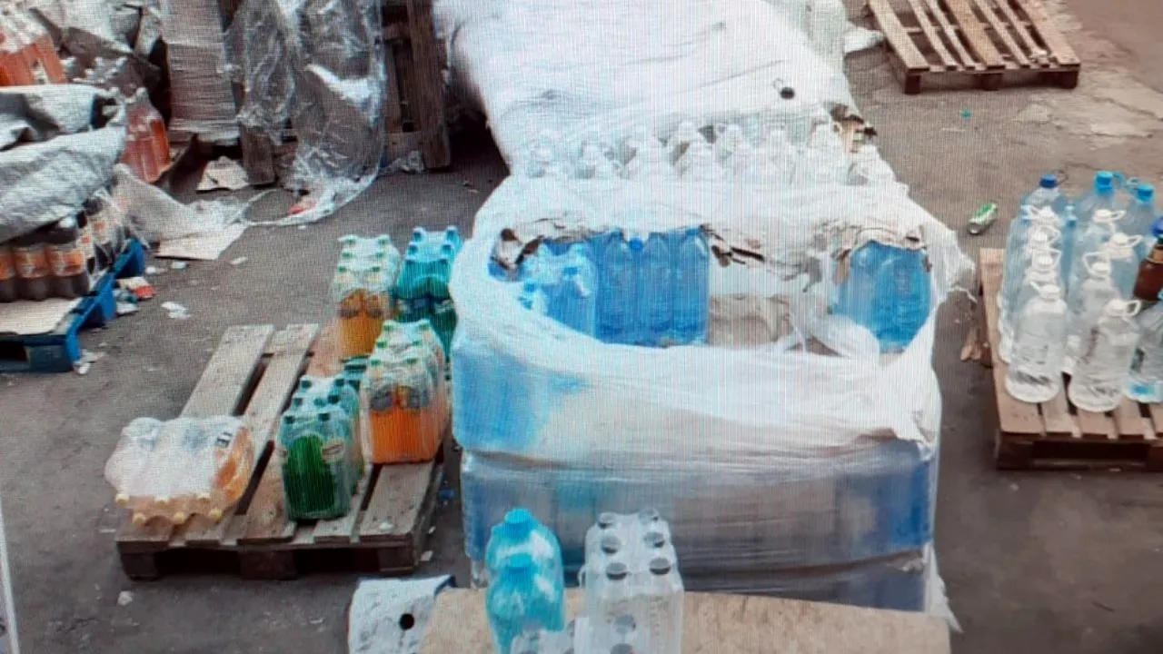 Sticlele de plastic, nedepozitate corect, pot fi periculoase pentru consumatori. Explicațiile specialiștilor