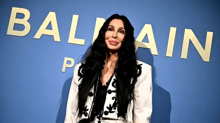 Cântăreața Cher este ACUZATĂ că ar fi angajat patru bărbați să-i răpească fiul de la un hotel, unde era cazat împreună cu soția sa