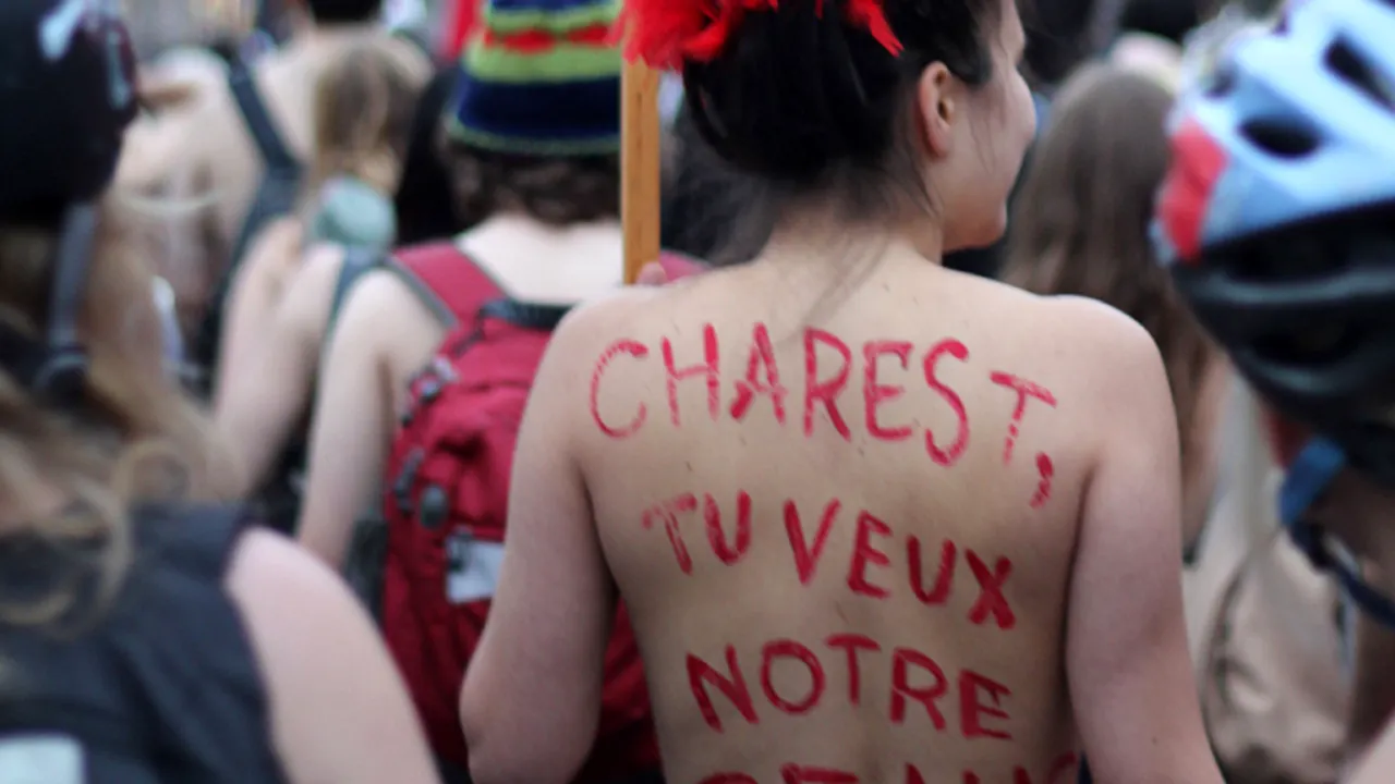 Mii de studenți AU DEFILAT ÎN PIELEA GOALĂ pe străzile din Montreal, cerând mai multă 