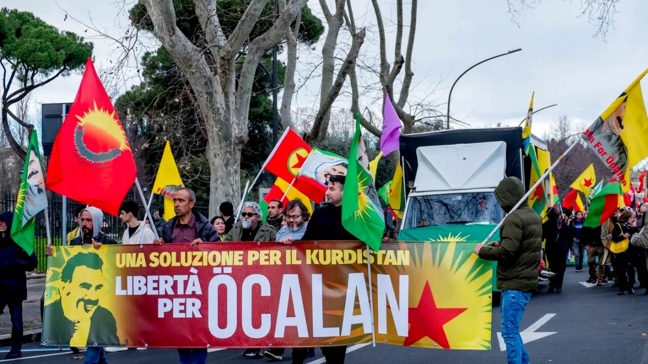 Liderul PKK cere din închisoare DESFIINȚAREA organizației. Abdullah Öcalan îndeamnă pe rebeli să depună armele